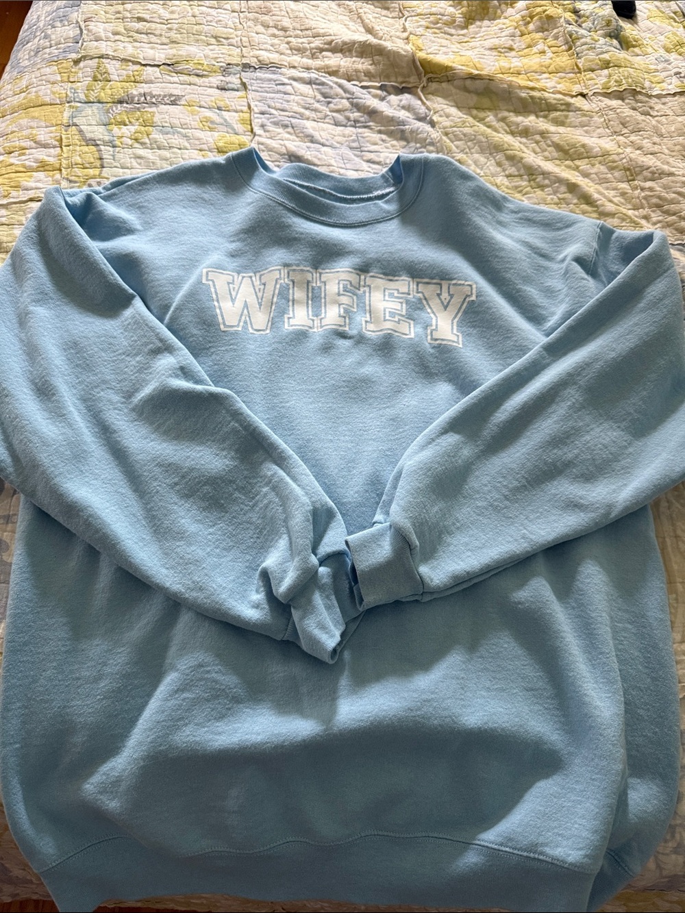 Light Blue "WIFEY" Appliqué Crewneck Sweatshirt - Men